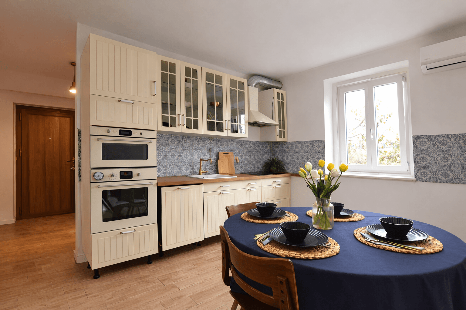 Konyha étkezőasztallal és díszcsempékkel